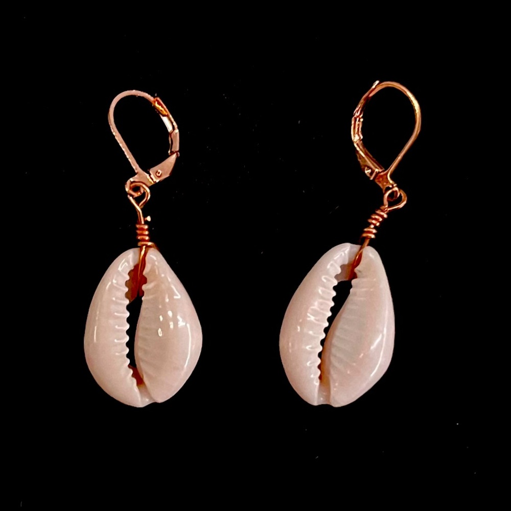 Puka shell earring 🐚